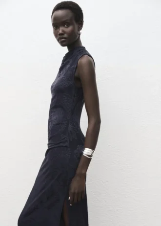 Vyšívané šaty s drapovaným límcem