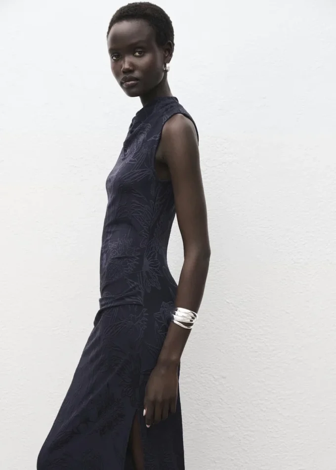 Vyšívané šaty s drapovaným límcem Vyšívané šaty s drapovaným límcem