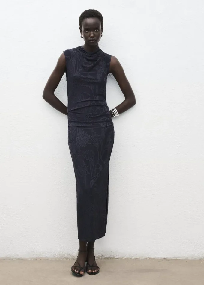 Vyšívané šaty s drapovaným límcem Vyšívané šaty s drapovaným límcem