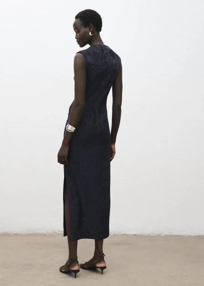 Vyšívané šaty s drapovaným límcem Vyšívané šaty s drapovaným límcem