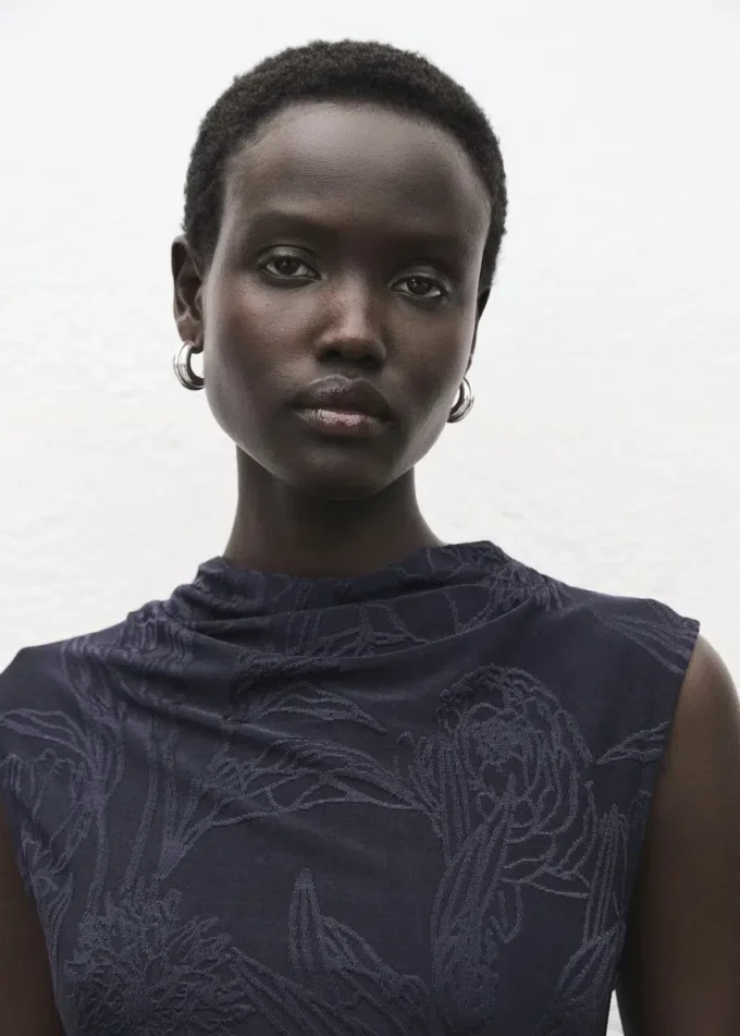 Vyšívané šaty s drapovaným límcem Vyšívané šaty s drapovaným límcem