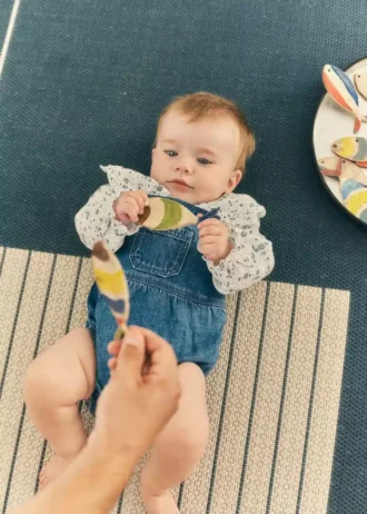 Vyšívaná blůza s babydoll límcem