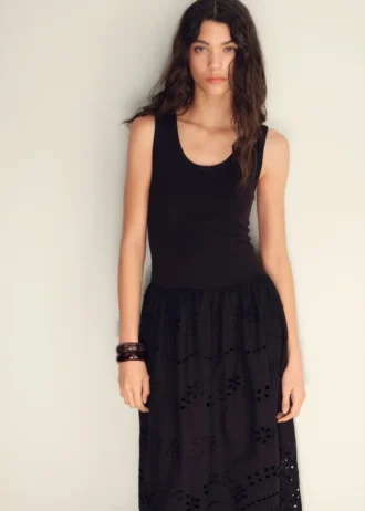 Vyšívané kombinované šaty s krajkovými detaily