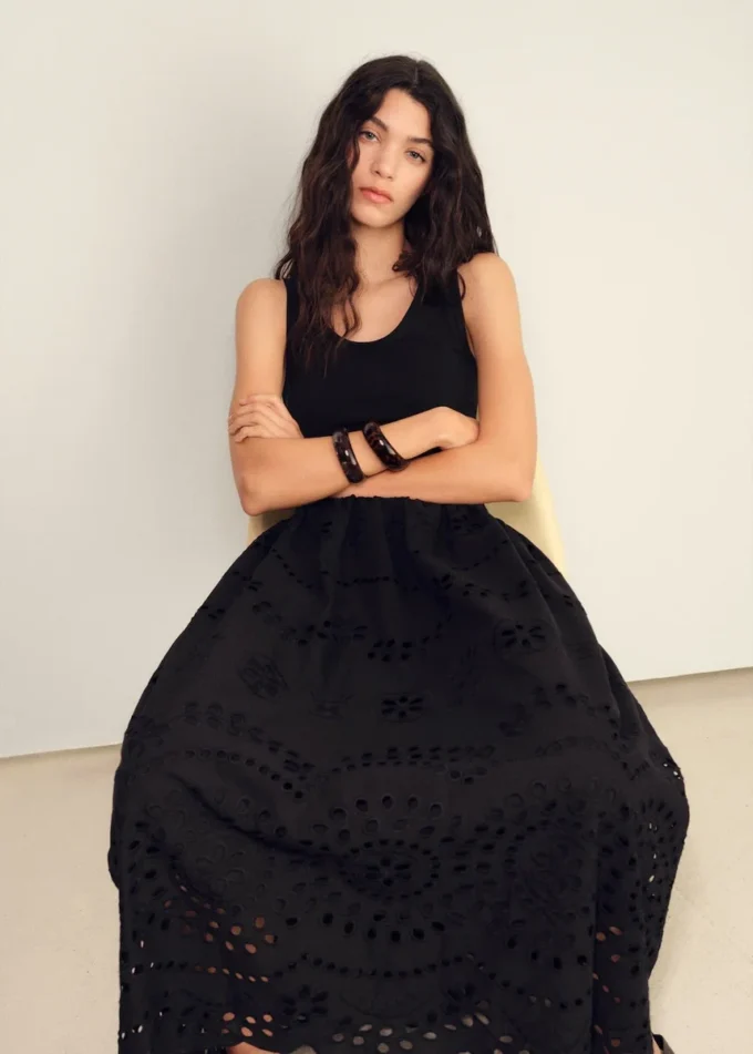 Vyšívané kombinované šaty s krajkovými detaily Vyšívané kombinované šaty s krajkovými detaily