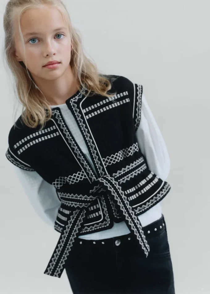 Vyšívaná vesta s páskem Vyšívaná vesta s páskem