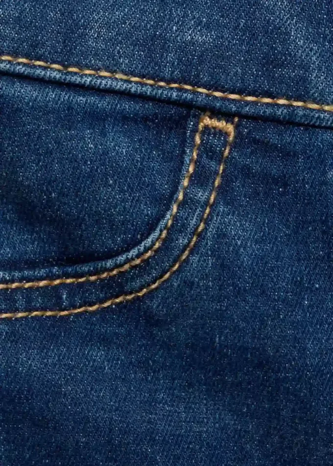 Úzké džíny s roztřepeným lemem Úzké džíny s roztřepeným lemem