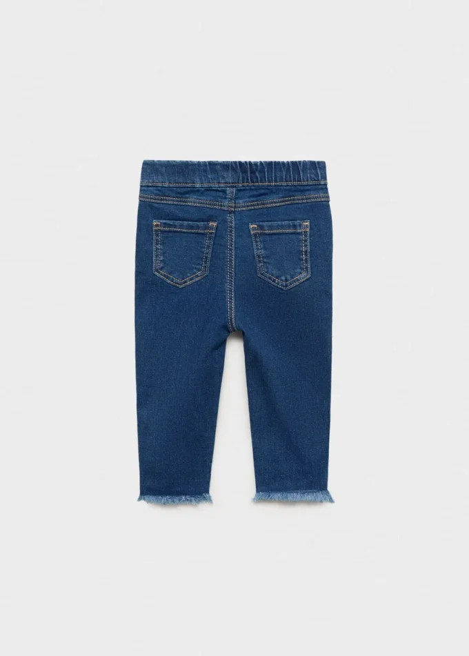 Úzké džíny s roztřepeným lemem Úzké džíny s roztřepeným lemem