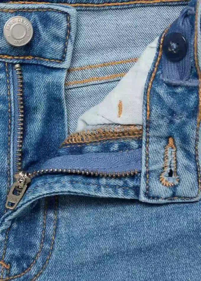 Úzké džíny s vyšívanými hvězdami